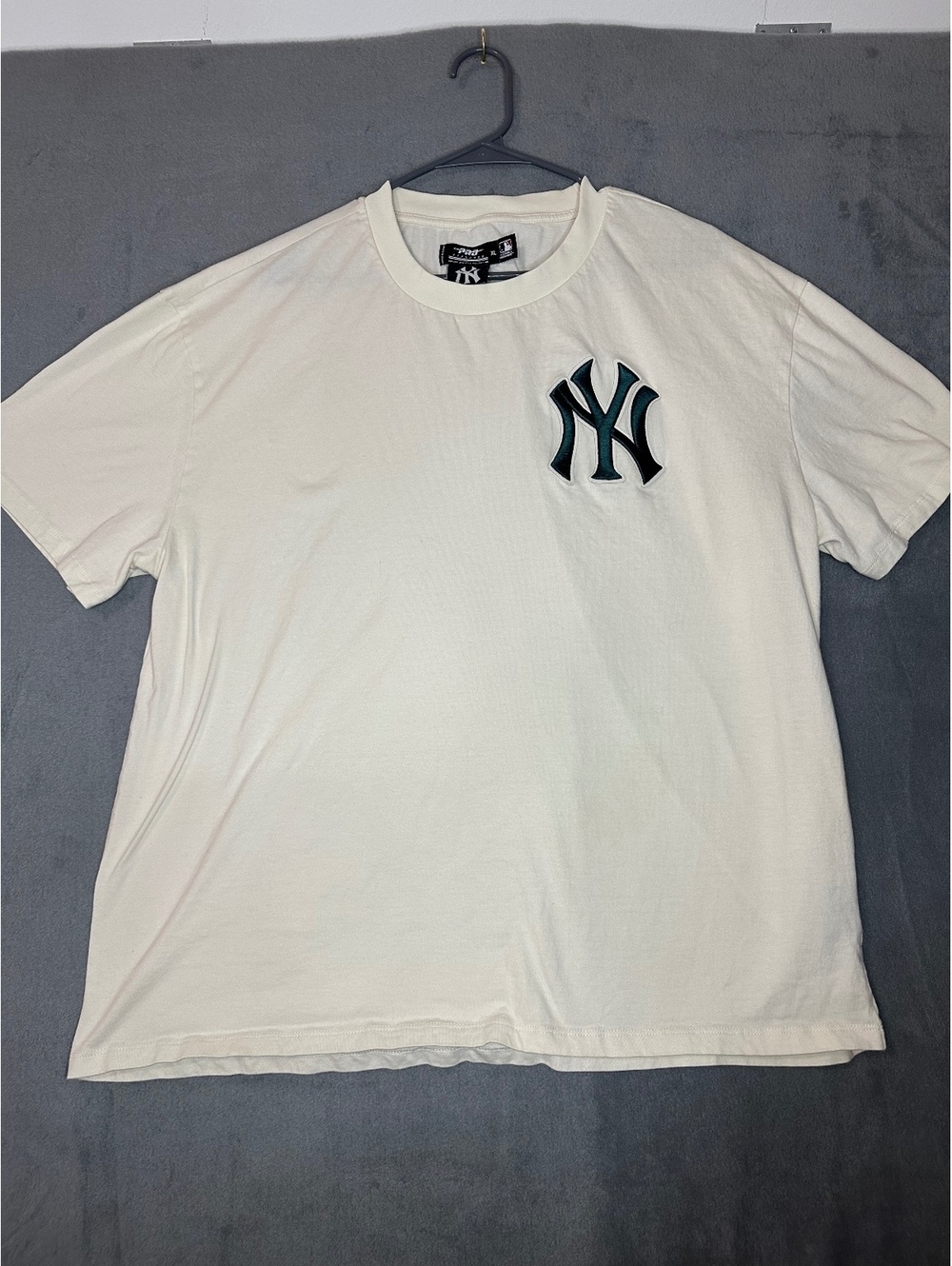 New York Yankees Cream Color Men’s Tshirt Green Logo